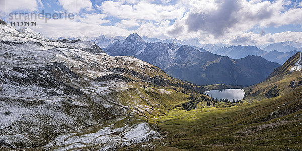 Deutschland  Allgäuer Alpen  Panoramablick vom Zeigersattel zum Seealpsee mit Hoefats im Hintergrund