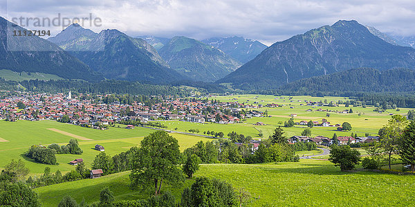 Deutschland  Blick nach Oberstdorf mit Allgäuer Alpen im Hintergrund