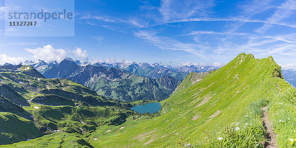 Deutschland  Bayern  Allgäuer Alpen  Panoramablick vom Zeigersattel auf Seealpsee  Höfats und Seekoepfel