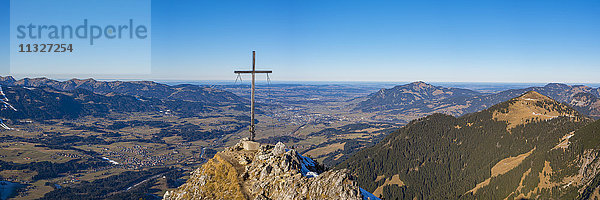 Deutschland  Bayern  Allgäu  Allgäuer Alpen  Panoramablick vom Rubihorn mit Gipfelkreuz nach Illertal