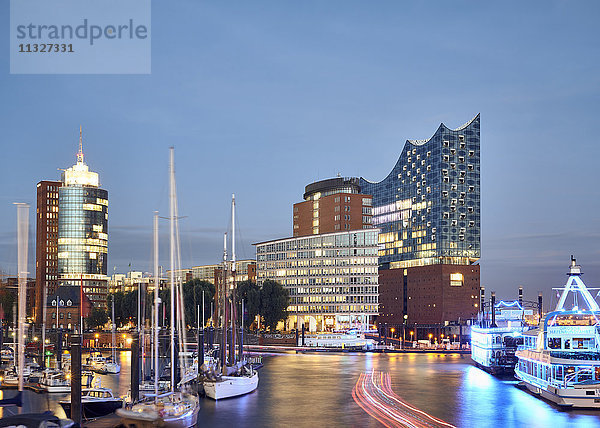 Deutschland  Hamburg  Blick in die Elbphilharmonie bei Dämmerung