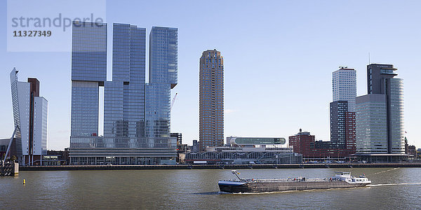 Niederlande  Rotterdam  Blick auf die Skyline mit Frachtschiff auf der Maas im Vordergrund