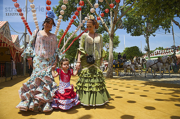 Frauen in traditionellen Flamenco-Kleidern in Sevilla