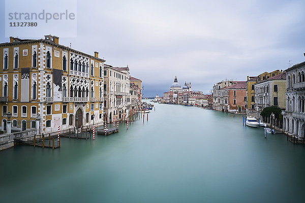 Italien  Venedig  Blick auf den Canal Grande von der Academia Bridge bei Dämmerung