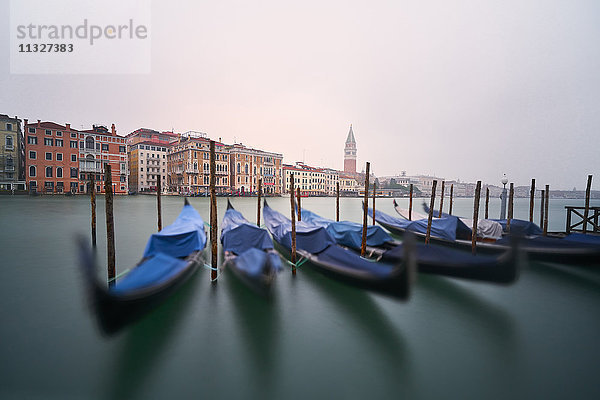 Italien  Venedig  verankerte Gondeln in der Dämmerung