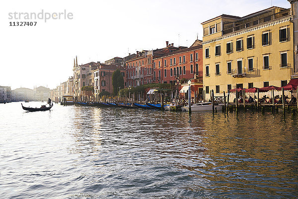 Italien  Venedig  Gondelbahn am Canal Grande bei Sonnenuntergang