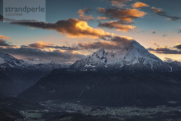 Deutschland  Bayern  Berchtesgadener Land  Blick auf Watzmann bei Sonnenuntergang