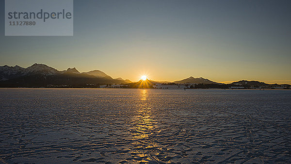 Eisbedeckter Hopfensee bei Sonnenuntergang