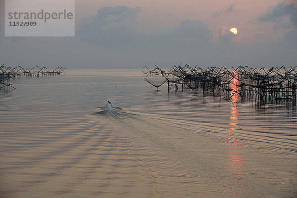 betriebene Hubnetze in Thailand bei Sonnenuntergang