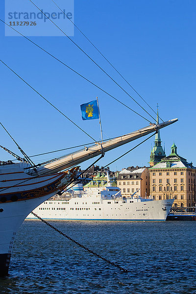Schweden  Stockholm  Boote vor Anker in der Altstadt.