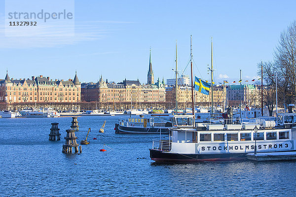 Schweden  Stockholm - Im Winter vertäute Fähren und Strandvagen