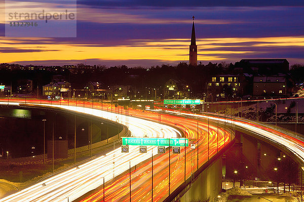Schweden  Stockholm - Verkehr auf der Essinge-Autobahn in der Abenddämmerung