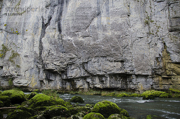Fluss Doubs und Staumauer im Schweizer Jura
