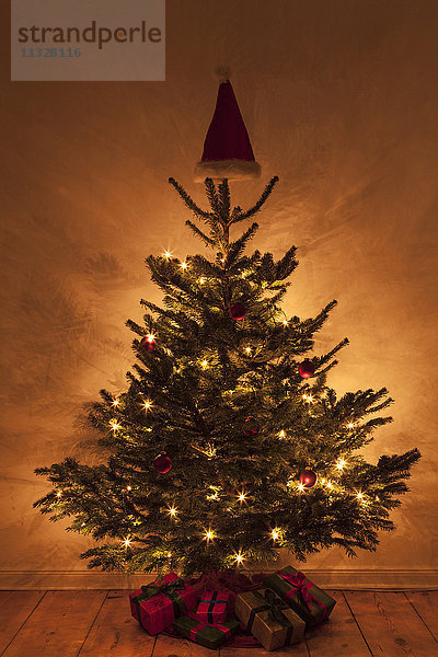 weihnachtsbaum mit mütze auf der spitze