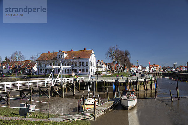 alte historische weiße Brücke über den Hafen von Tönning  Schleswig-Holstein  Deutschland  Europa