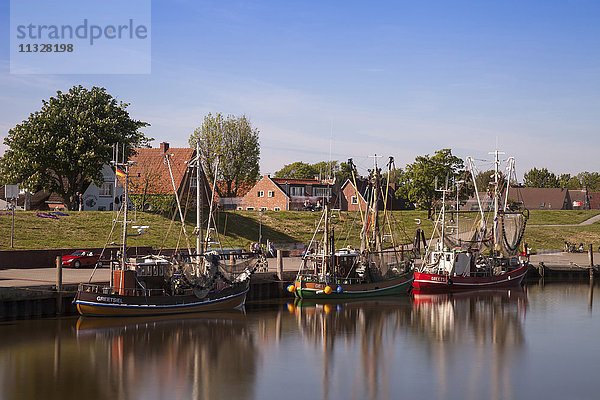 Krabbenkutter im Hafen  Greetsiel  Leybucht  Krummhörn  Ostfriesland  Niedersachsen