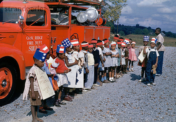 Feuerwehrauto und Kinder 1943 in Oak Ridge.