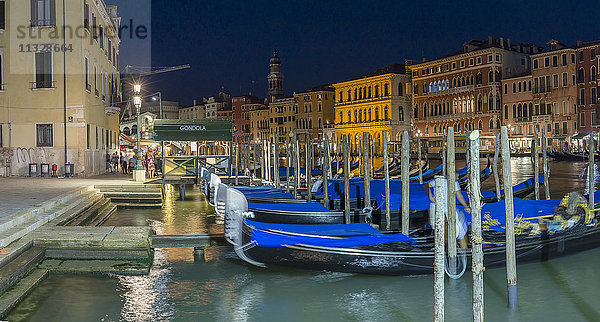 canal grande bei Nacht in Venedig  Venetien