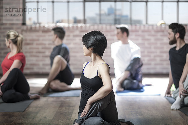 Yoga-Kurs mit Übungen im Studio