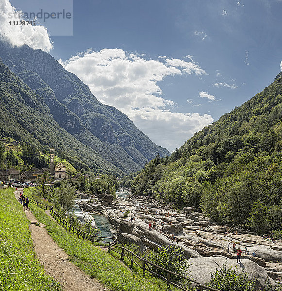 Lavertezzo mit Verzasca-Fluss im Tessin