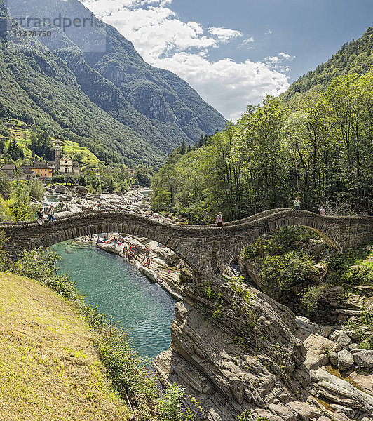 Steinbrücke in Lavertezzo mit Verzasca Fluss im Tessin