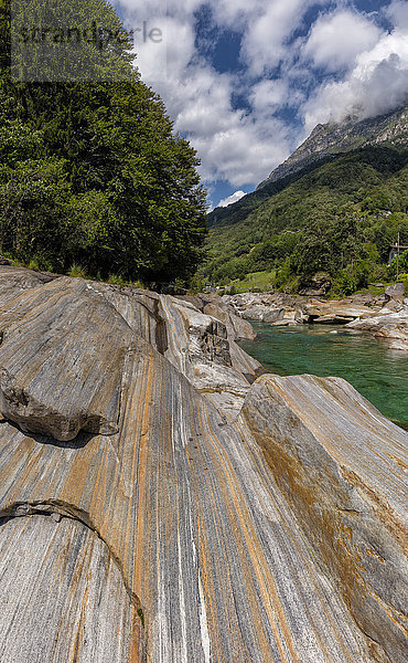 Lavertezzo mit Verzasca-Fluss im Tessin