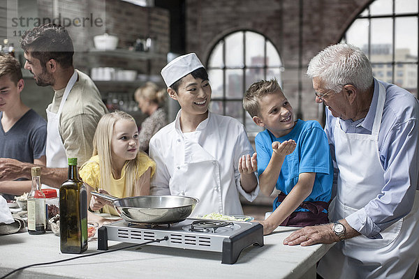 Kinder und Erwachsene beim Kochkurs