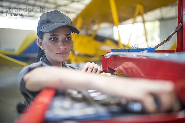 Mechaniker im Hangar bei der Reparatur von Leichtflugzeugen