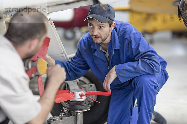 Mechaniker im Hangar bei der Reparatur von Leichtflugzeugen