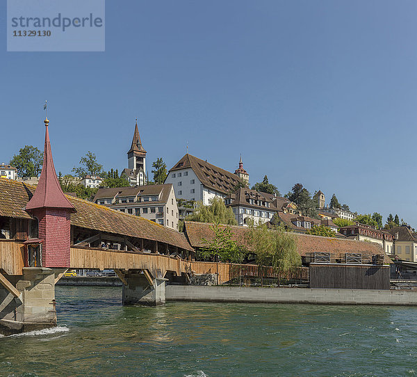 Flussufer und Holzbrücke in Luzern