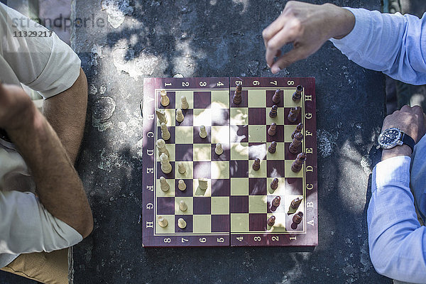 Draufsicht von zwei Männern beim Schachspiel