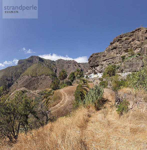 Spanien  Europa  Artenara  Gran Canaria  Kanarische Inseln  Höhlenhäuser  Haus  Feld  Wiese  Bäume  Sommer  Berge  Hügel