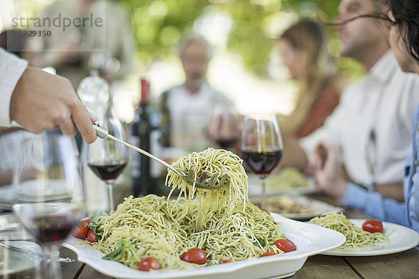 Spaghetti zum Mittagessen im Garten