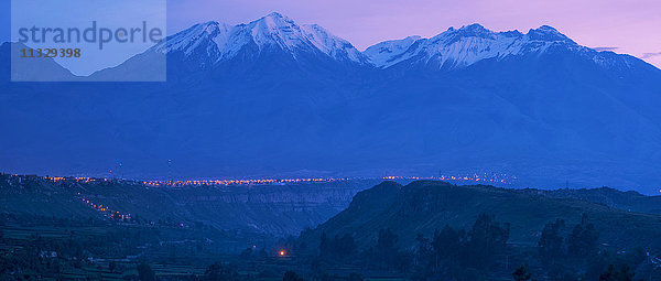 Andenberge in der Morgendämmerung in Arequipa  Peru