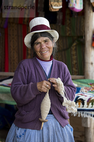 einheimische alte Frau beim Verkauf von Produkten in Cuzco  Peru