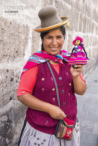 einheimische Straßenverkäuferin in Arequpa  Peru in Arequpa  Peru