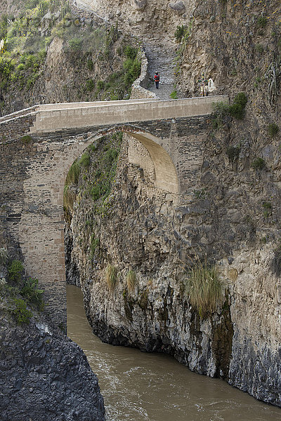 Brücke über den Colca Canyon in Peru