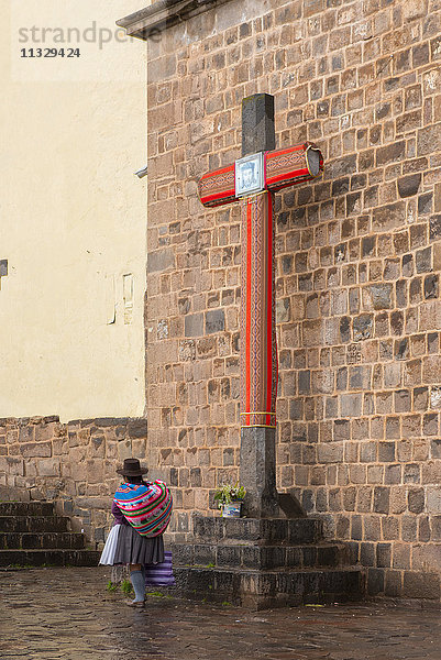 Einheimische Frau auf dem Weg zur Kirche in Cusco  Peru