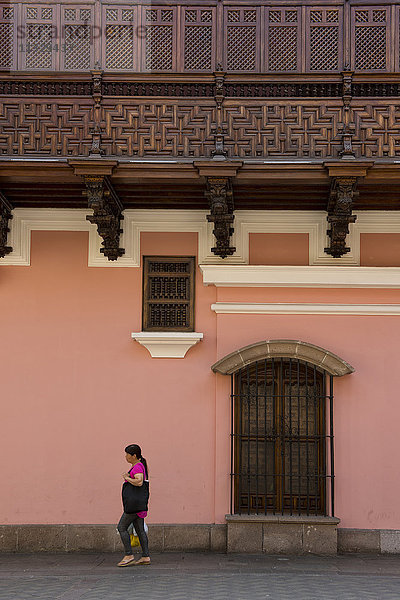 Frau beim Spaziergang in Lima  Peru