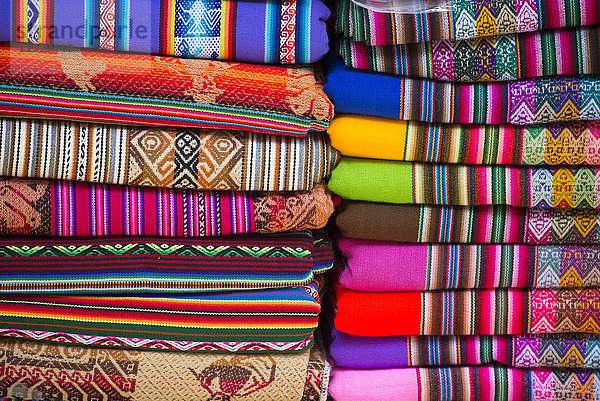 bunte Textilien in einem Souvenirladen in Peru