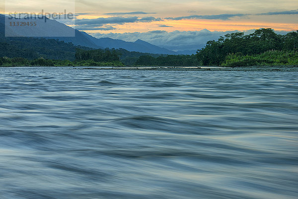 Der Fluss Madre de Dios im Manu-Nationalpark in Peru