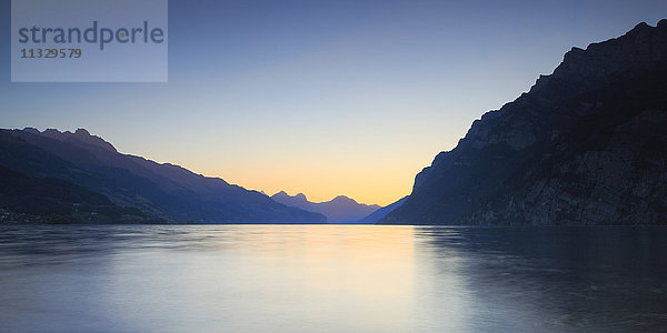 Sonnenuntergang über dem Walensee im Kanton St. Gallen  Schweiz