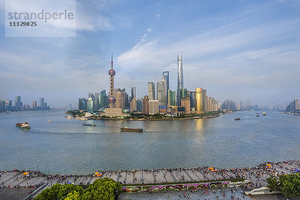 Der Bund und die Skyline des Stadtteils Pudong in der Stadt Shanghai