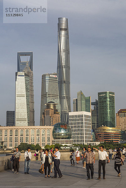 Der Bund und die Skyline des Stadtteils Pudong in der Stadt Shanghai