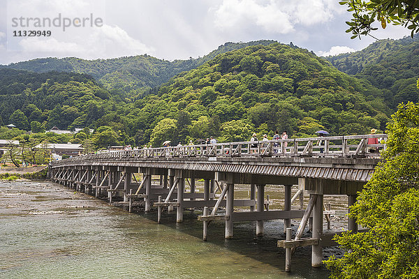 Die Togetsu-Brücke und der Berg Arashiyama in Japan