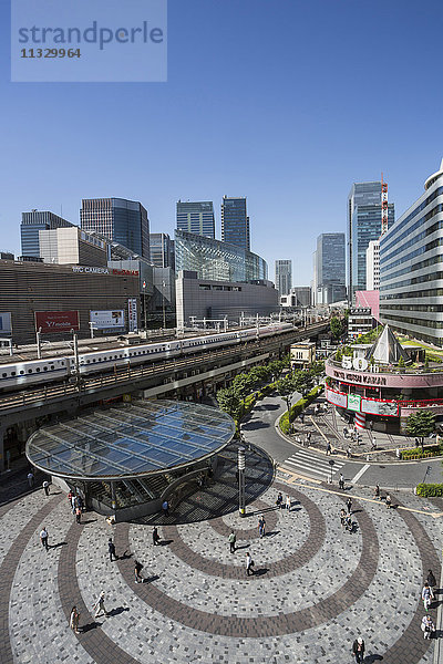 Bahnhof Yurakucho mit Hochgeschwindigkeitszug in Tokio City