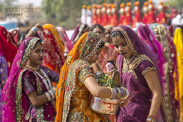 Wüstenfest mit einheimischen Frauen in Jaisalmer  Rajasthan