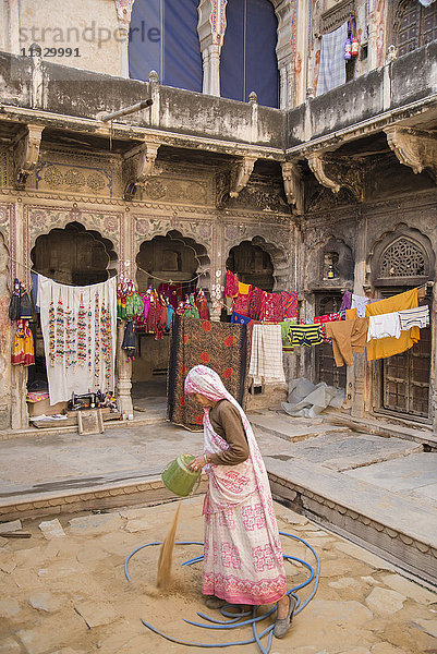 Frau in einem Innenhof in Rajasthan