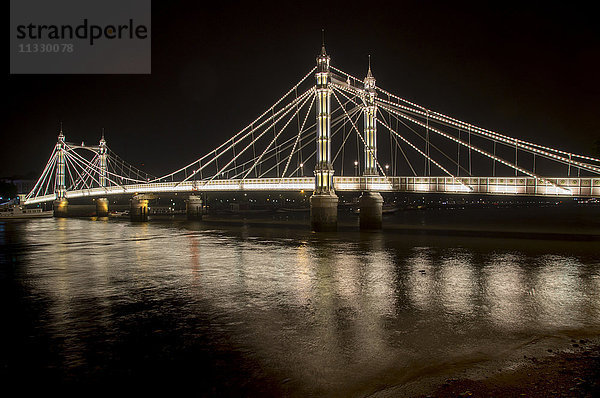 Albert Bridge in London bei Nacht
