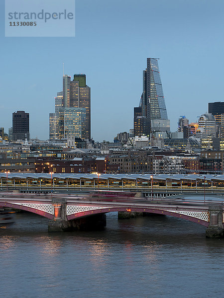 London  Stadtbild und Blackfriars-Brücke in der Abenddämmerung
